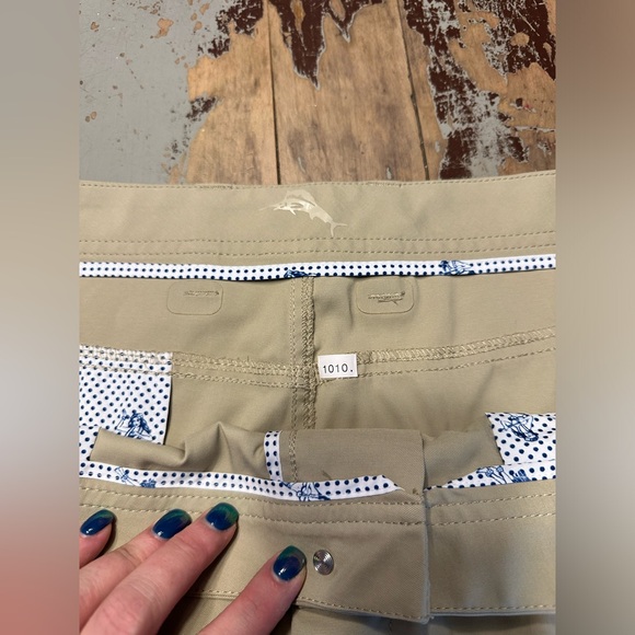 Tommy Bahama 42 x 30 men’s khaki casual pants. Super soft and super trendy.!! - Picture 3 of 5